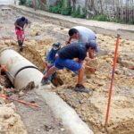 CAEV repara fuga de agua en Tuxpan; empresa responsable cubrirá daños a vivienda