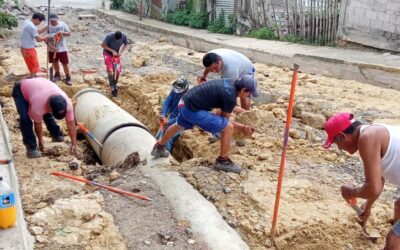 CAEV repara fuga de agua en Tuxpan; empresa responsable cubrirá daños a vivienda