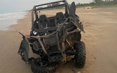 Vuelca vehículo todoterreno de lujo en playa Barra Norte: dos jóvenes lesionadas