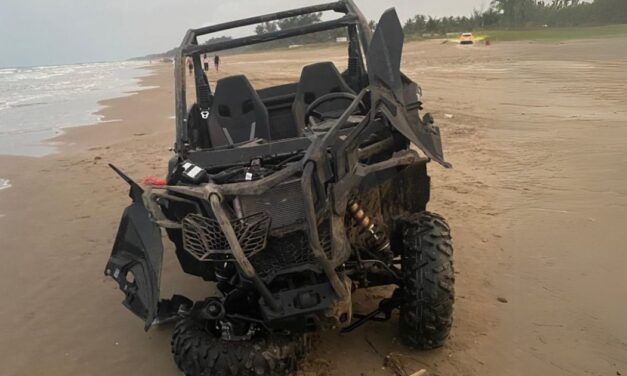 Vuelca vehículo todoterreno de lujo en playa Barra Norte: dos jóvenes lesionadas