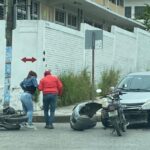 Mujer en motocicleta se estrella contra un auto en la Rosa María