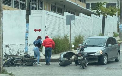 Mujer en motocicleta se estrella contra un auto en la Rosa María