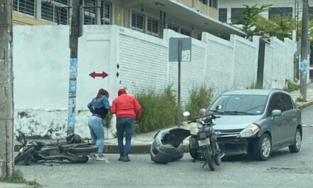 Mujer en motocicleta se estrella contra un auto en la Rosa María