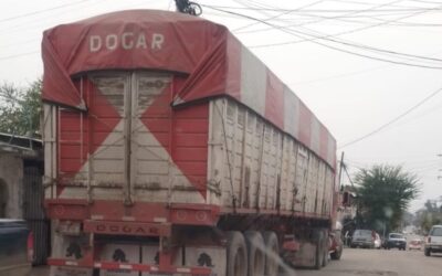 Tráiler derriba poste de Carlos Slim en la colonia Rafael Hernández Ochoa