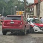 Taxista se atraviesa y termina lesionado en la colonia Azteca