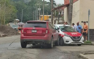 Taxista se atraviesa y termina lesionado en la colonia Azteca