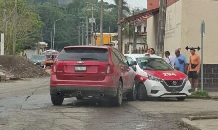 Taxista se atraviesa y termina lesionado en la colonia Azteca