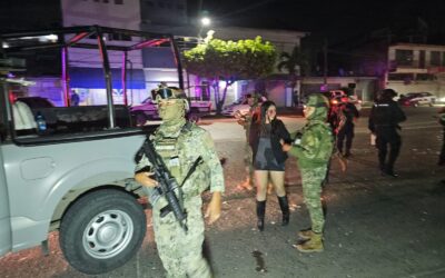 Oficial de la Marina destroza las Letras Monumentales y se salva de milagro