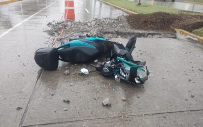 Motociclista sufre accidente leve por falta de precaución en el bulevar Manuel Maples Arce