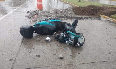 Motociclista sufre accidente leve por falta de precaución en el bulevar Manuel Maples Arce