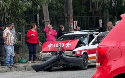 Taxista abandona unidad tras chocar contra poste de TELMEX en la Cuitláhuac