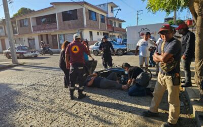 Calle Colombia: Motociclista lesionada tras ser impactada por un vehículo que se dio a la fuga
