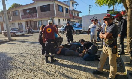 Calle Colombia: Motociclista lesionada tras ser impactada por un vehículo que se dio a la fuga