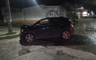 Abandonan Chevrolet Trax a un lado de la Vulcanizadora EL BARBAS en la 2 de Abril