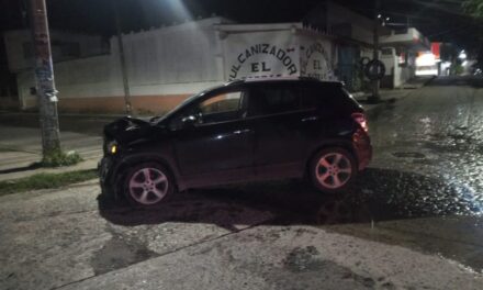 Abandonan Chevrolet Trax a un lado de la Vulcanizadora EL BARBAS en la 2 de Abril