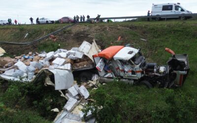 Vuelca tráiler en la autopista México-Tuxpan; pierde su cargamento de productos de limpieza