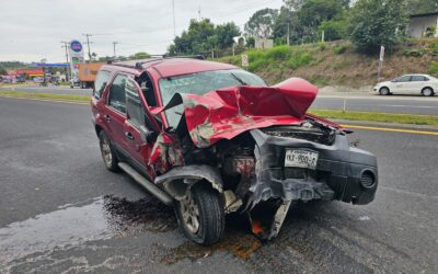Estrella camioneta en tráiler: Elevados daños materiales y conductora de la Rosa María policontundida