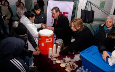 Gobierno de Tuxpan y DIF Municipal entregan apoyos invernales a familias que pernoctan afuera del Hospital “Dr. Emilio Alcázar” y de la clínica del IMSS