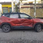 Vehículo Kia invade carril y colisiona con una camioneta Ford