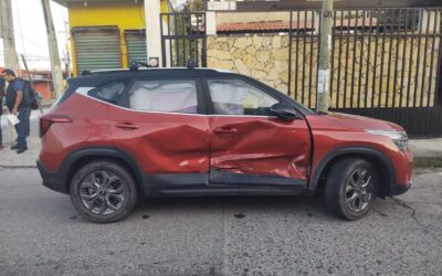 Vehículo Kia invade carril y colisiona con una camioneta Ford