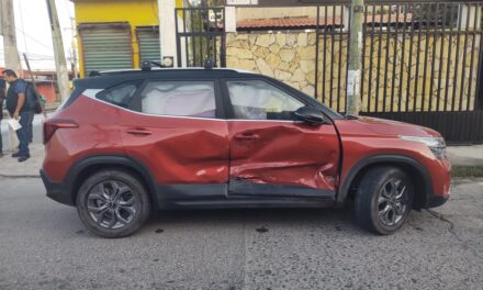 Vehículo Kia invade carril y colisiona con una camioneta Ford