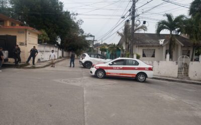 Taxi invade carril y provoca choque en la colonia El Esfuerzo