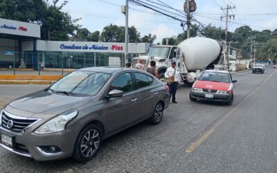 Taxi impacta por alcance a vehículo particular en la Avenida Cuauhtémoc