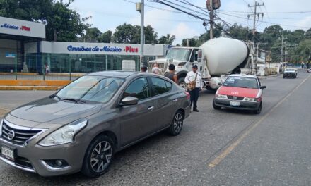 Taxi impacta por alcance a vehículo particular en la Avenida Cuauhtémoc