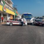 Taxi invade carril y es impactado por un SUT en plena hora pico