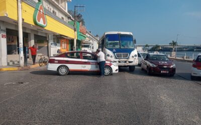 Taxi invade carril y es impactado por un SUT en plena hora pico