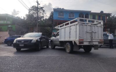 Choque en la colonia El Esfuerzo por falta de precaución