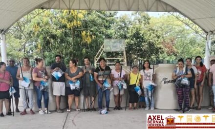 Axel Bernal Herrera entrega tinacos subsidiados en Ojite Rancho Nuevo para mejorar el acceso al agua