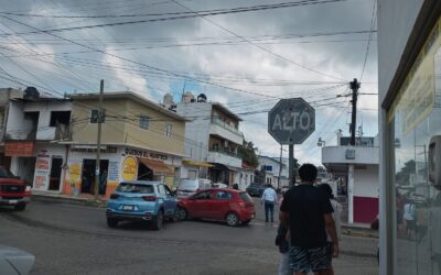 Falta de precaución provoca choque en el centro