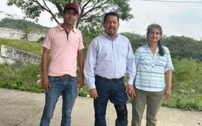 Regidor Juan Gómez atiende peticiones de tianguistas en el Parque Bicentenario