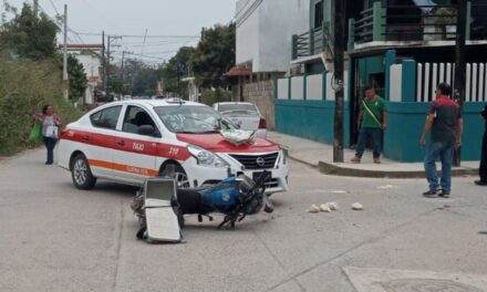 Taxi impacta a mototortillero en la colonia Federico García Blanco