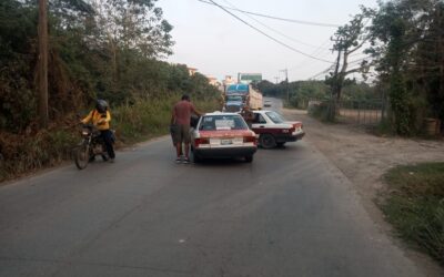 Chocan dos TAXIS en la carretera a COBOS
