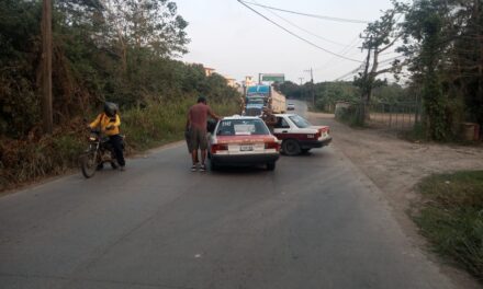 Chocan dos TAXIS en la carretera a COBOS