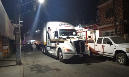 Tráiler derriba cables de mufa en la avenida Clavijero