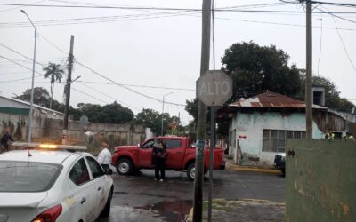 Imprudencia vial provoca choque en Santiago de la Peña