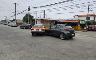 Choque en La Calzada: Taxista intenta vuelta en ‘U’ y se impacta contra un Mazda 2
