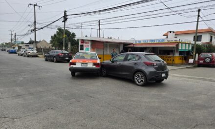 Choque en La Calzada: Taxista intenta vuelta en ‘U’ y se impacta contra un Mazda 2