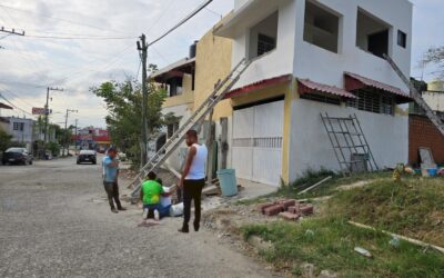 Dos albañiles caen de una construcción en la calle Madre Selva; sufren fracturas