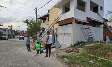 Dos albañiles caen de una construcción en la calle Madre Selva; sufren fracturas