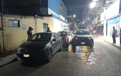 Carambola en el centro de Tuxpan: Tres vehículos involucrados sin intervención de Tránsito