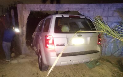 Aparatoso accidente: Conductor estrella su camioneta contra barda en Tampamachoco