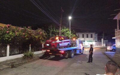 Taxista pierde el control y choca contra una jardinera en la colonia Enrique Rodríguez Cano