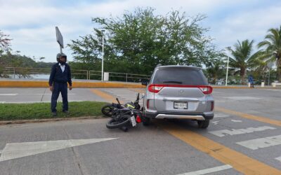 Motociclista sufre accidente en el bulevar Maples Arce; su casco le salva la vida
