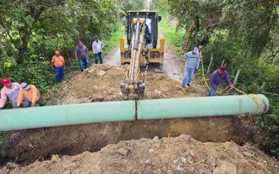 Obras Públicas de Tuxpan repara socavón en el camino al panteón de la comunidad Tierra Blanca