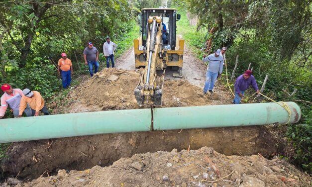 Obras Públicas de Tuxpan repara socavón en el camino al panteón de la comunidad Tierra Blanca