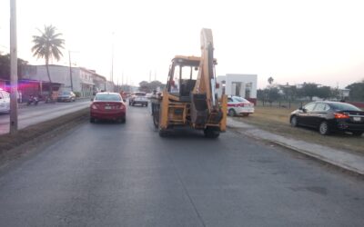 Retroexcavadora impacta vehículo en la avenida López Mateos en Tuxpan